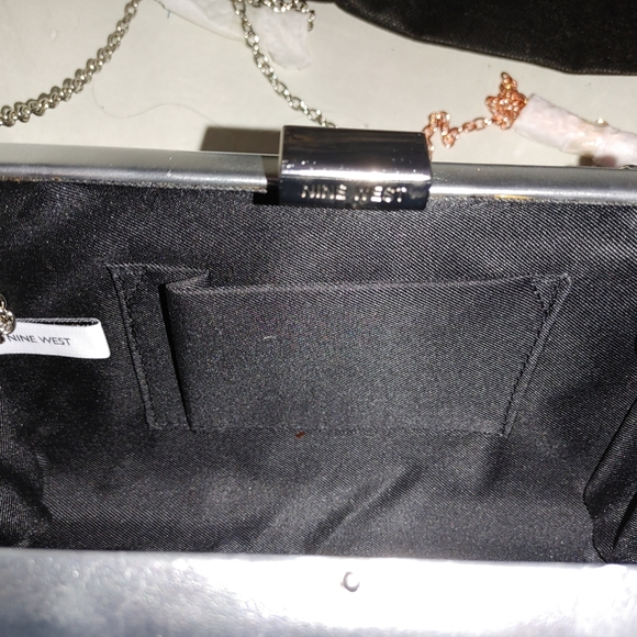 NINE WEST METALLIC CLUTCH - Picture 5 of 6